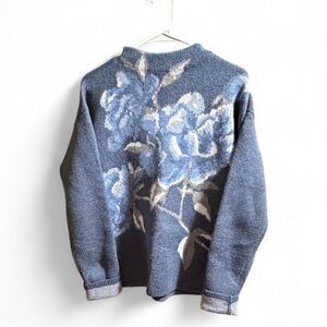 White House Black Market Women's Blue and Grey Floral Jumper